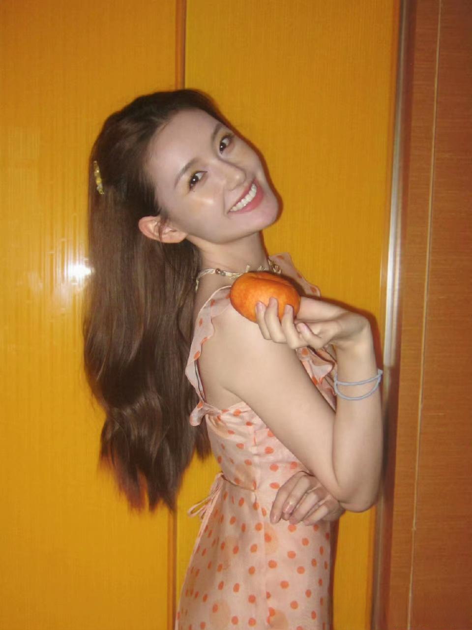 我们蒋依依这是这么萌的混血小娃娃