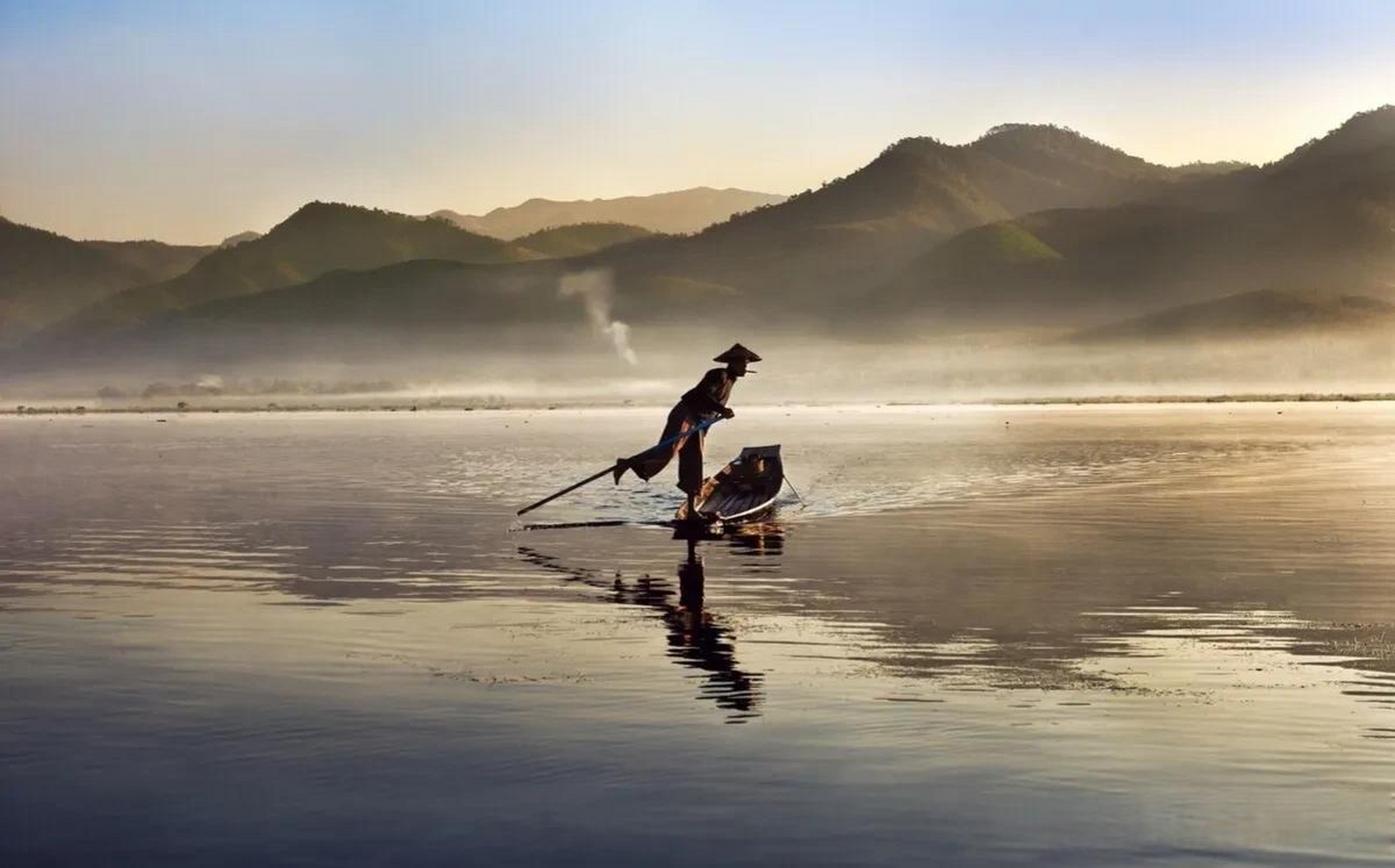 印象:驭水行舟的茵达渔民  2011年,缅甸,一名茵达渔民在因莱湖上划船