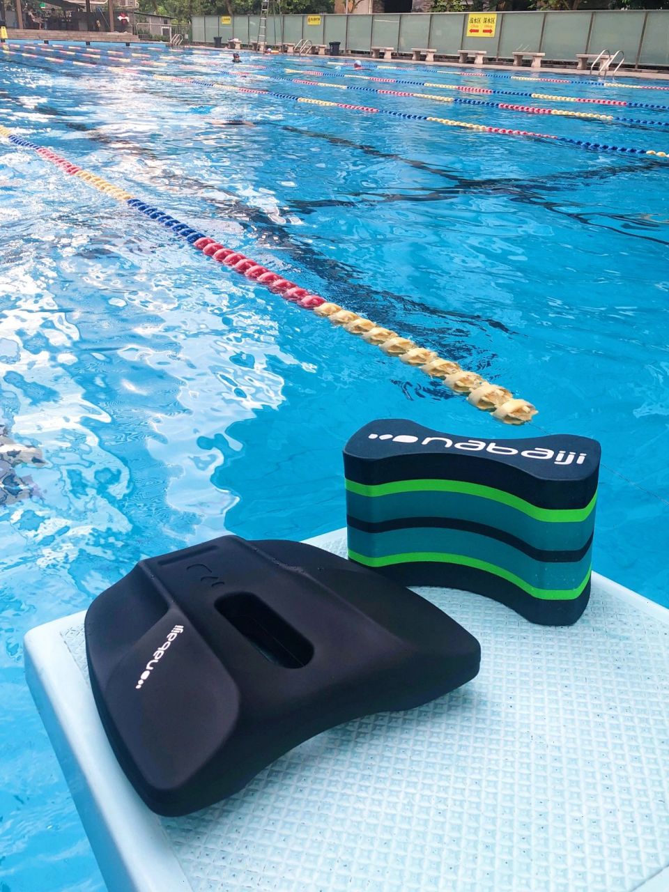 学游泳的必备辅助工具:浮板 八字板 学游泳需要买浮板和八字板吗?
