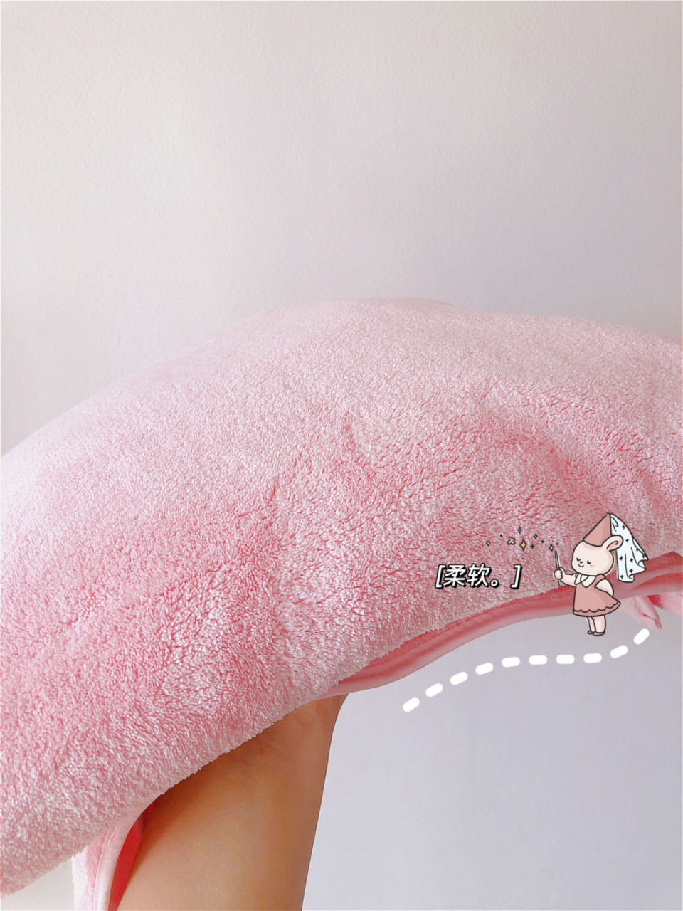 软 绵密 手感超好 珊瑚绒材质的 吸水特别快 不掉毛也不掉色 给小孩子