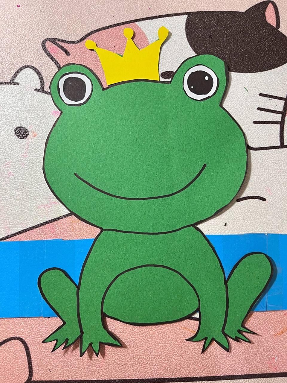 手工|青蛙头饰 1,准备一张绿色硬卡纸,画好青蛙剪下来.