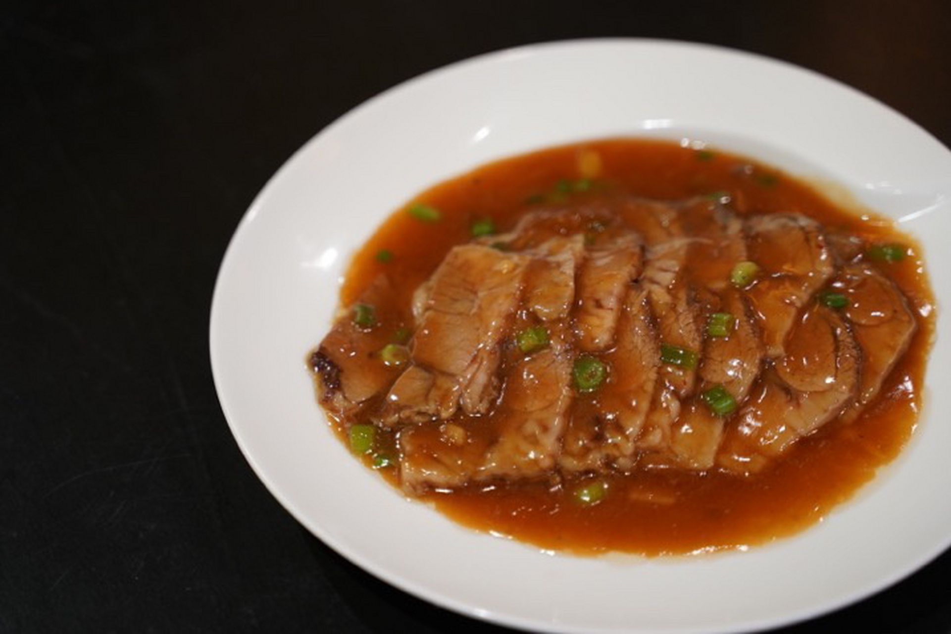 李家胡同-扒胸口 扒胸口是运用了牛胸肉,我们会选择比较肥美肉多的牛