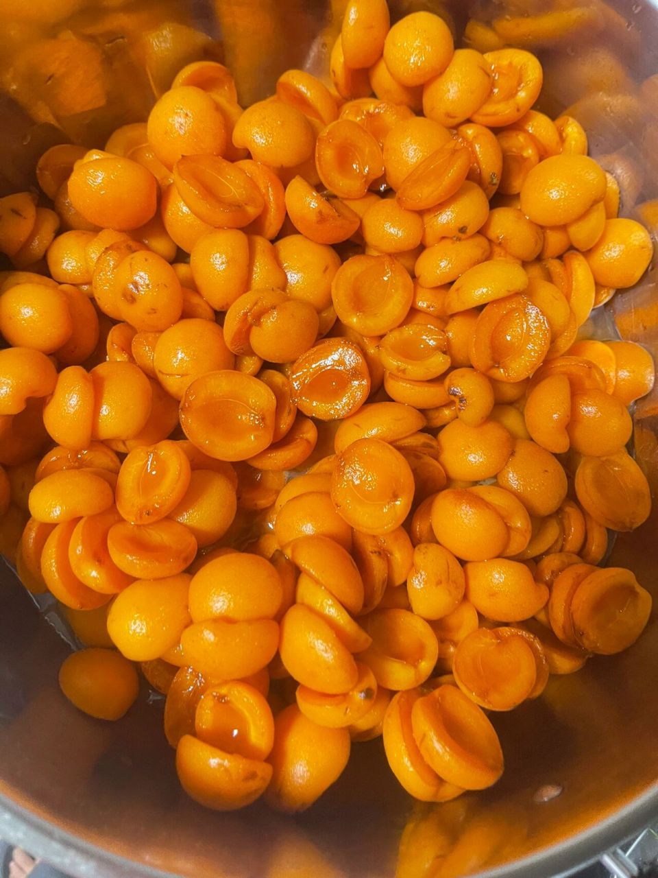 用刀把杏子切成四块或两块,去掉核 4.
