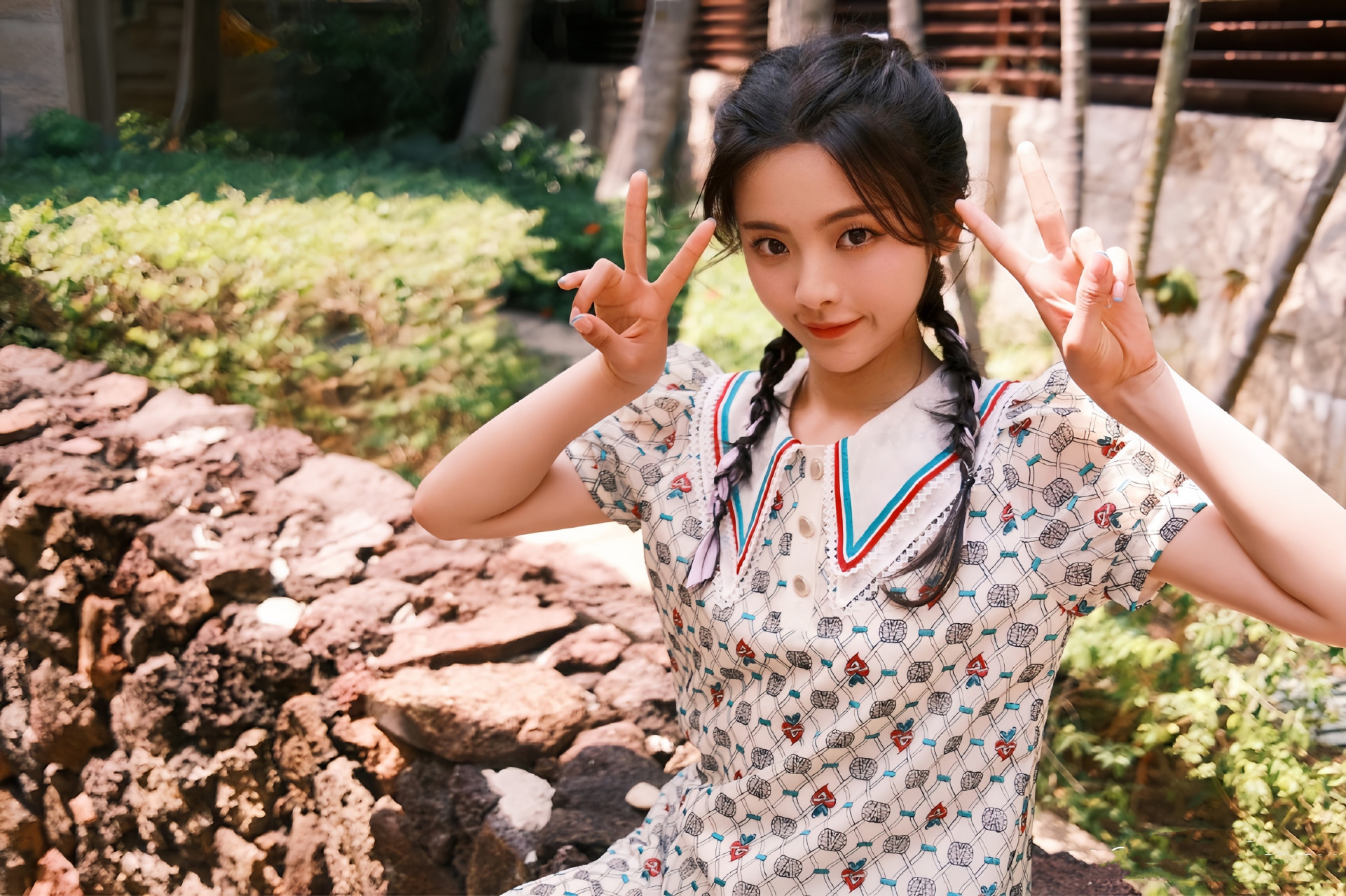 杨超越,麻花辫小清新女孩