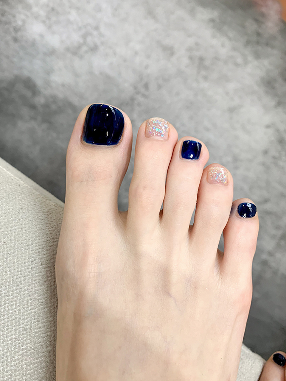 夏日美甲|绝美显白跳色美脚甲7815 95 米哩米指甲油 515深迪蓝