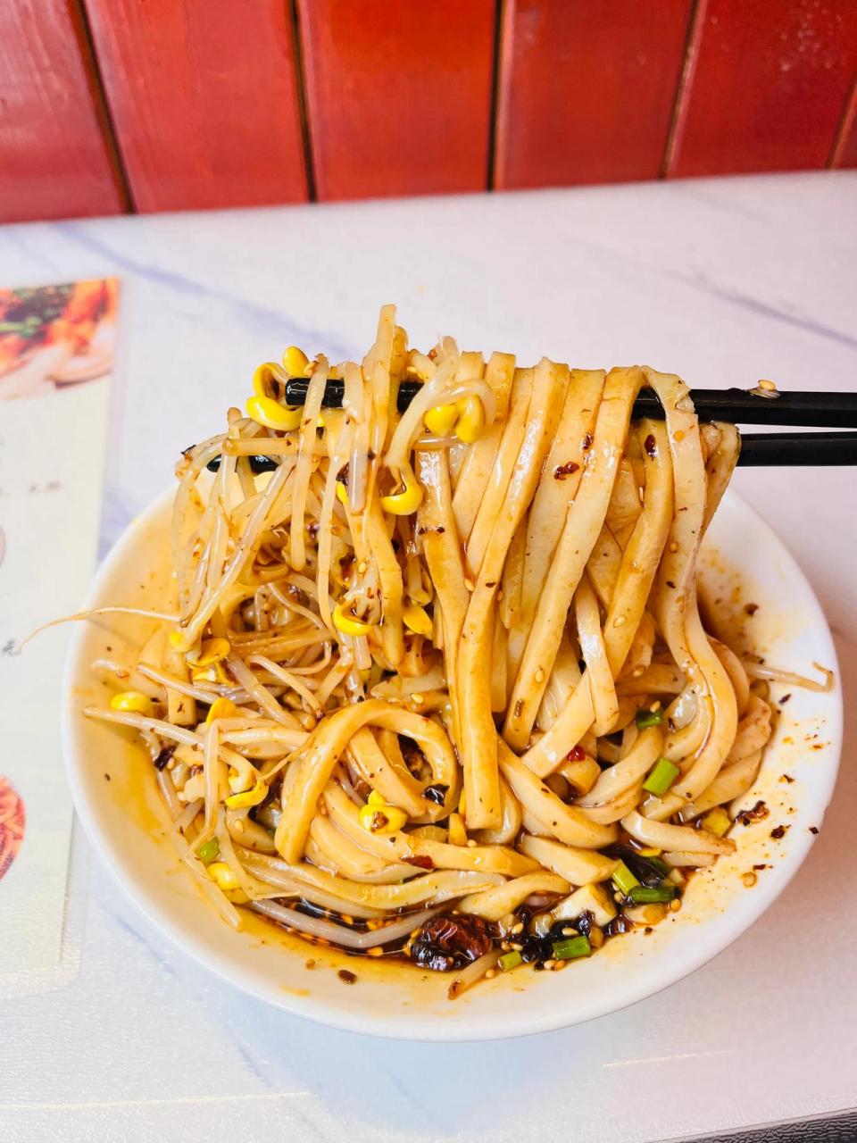 想拍黑凉面,居然中午才有……我一个广元凉面资深爱好者,曾经吃遍广元