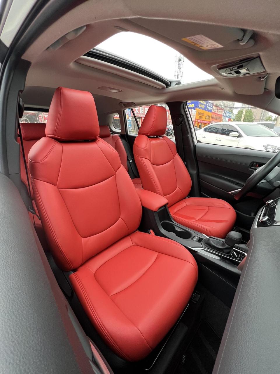 真皮座椅改装 丰田锐放 卡宴红色内饰  这气场,立马强大