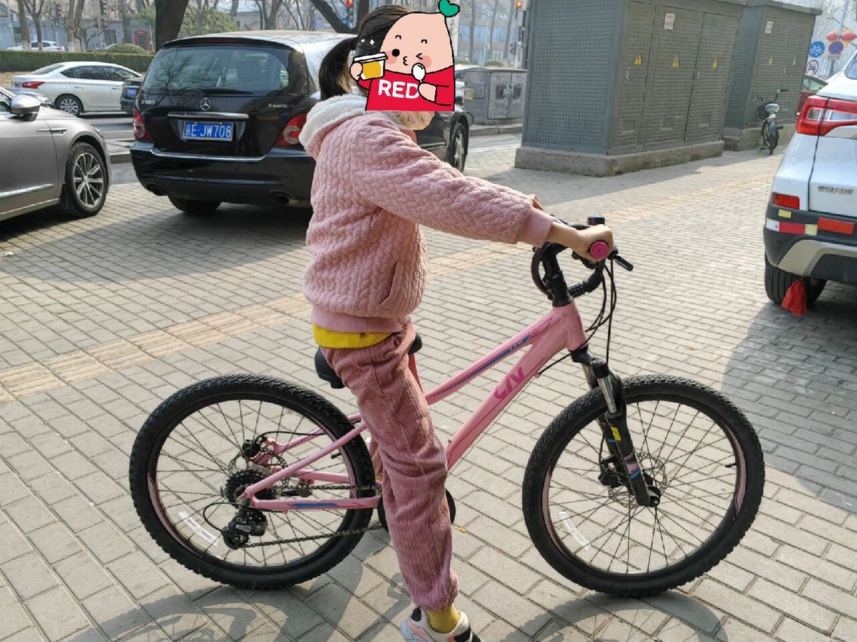 图一是140身高试骑24寸的,图二和图三是140身高试骑的26寸少年自行车