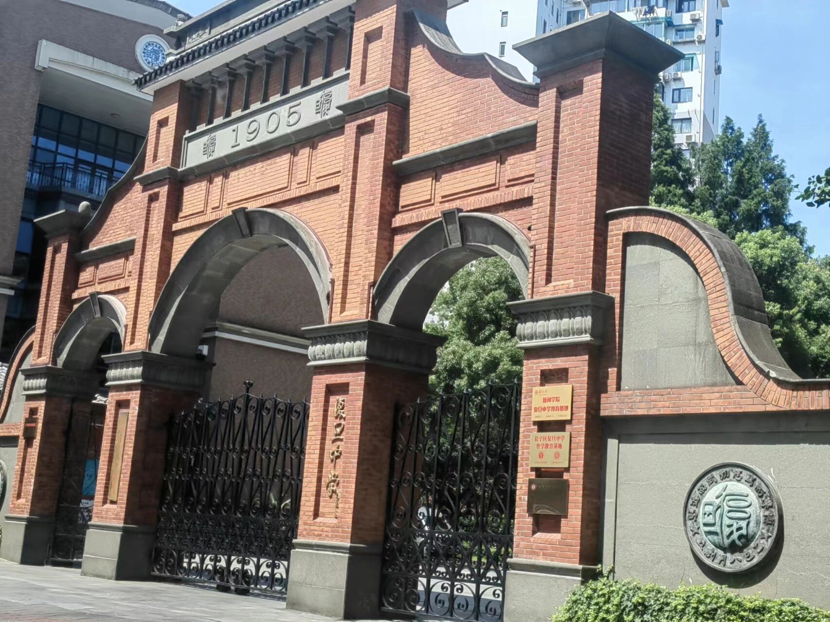 复旦中学和复旦附中有什么区别 不懂就问,这两个学校之间有什么区别吗