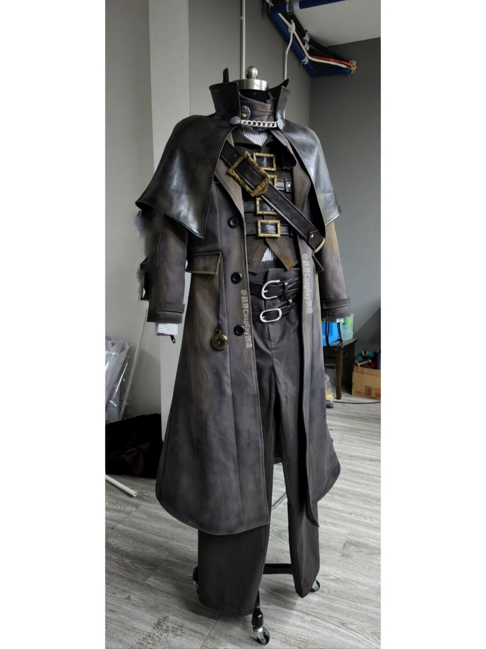 感受一下《血源诅咒》高定cosplay服装 使用风衣面料与皮革制作,高级