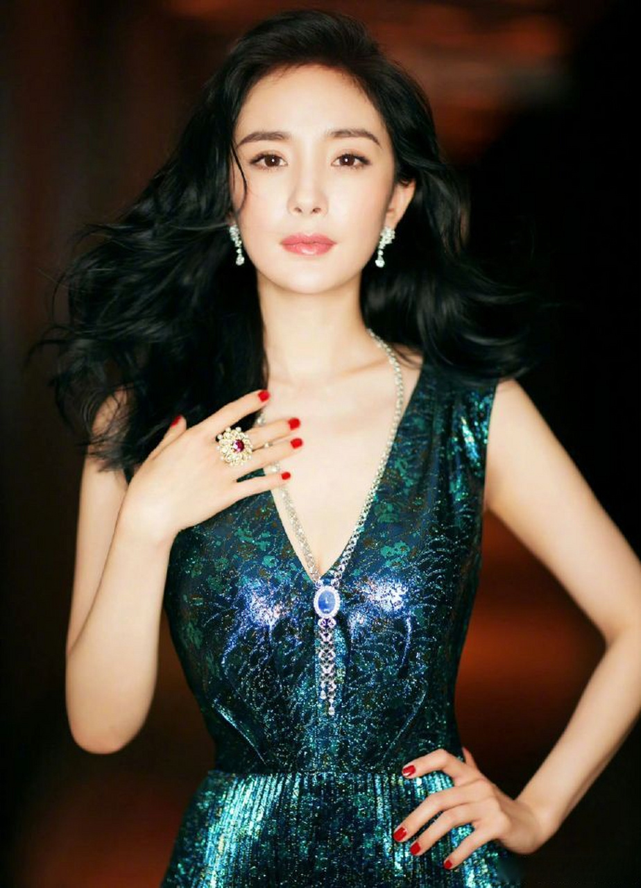 杨幂年纪渐长,却选择穿着老气衣服