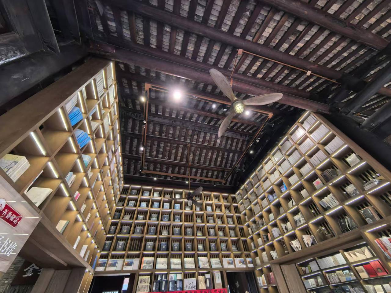 许多地方的步行街都被诟病千篇一律,但南宁的三街两