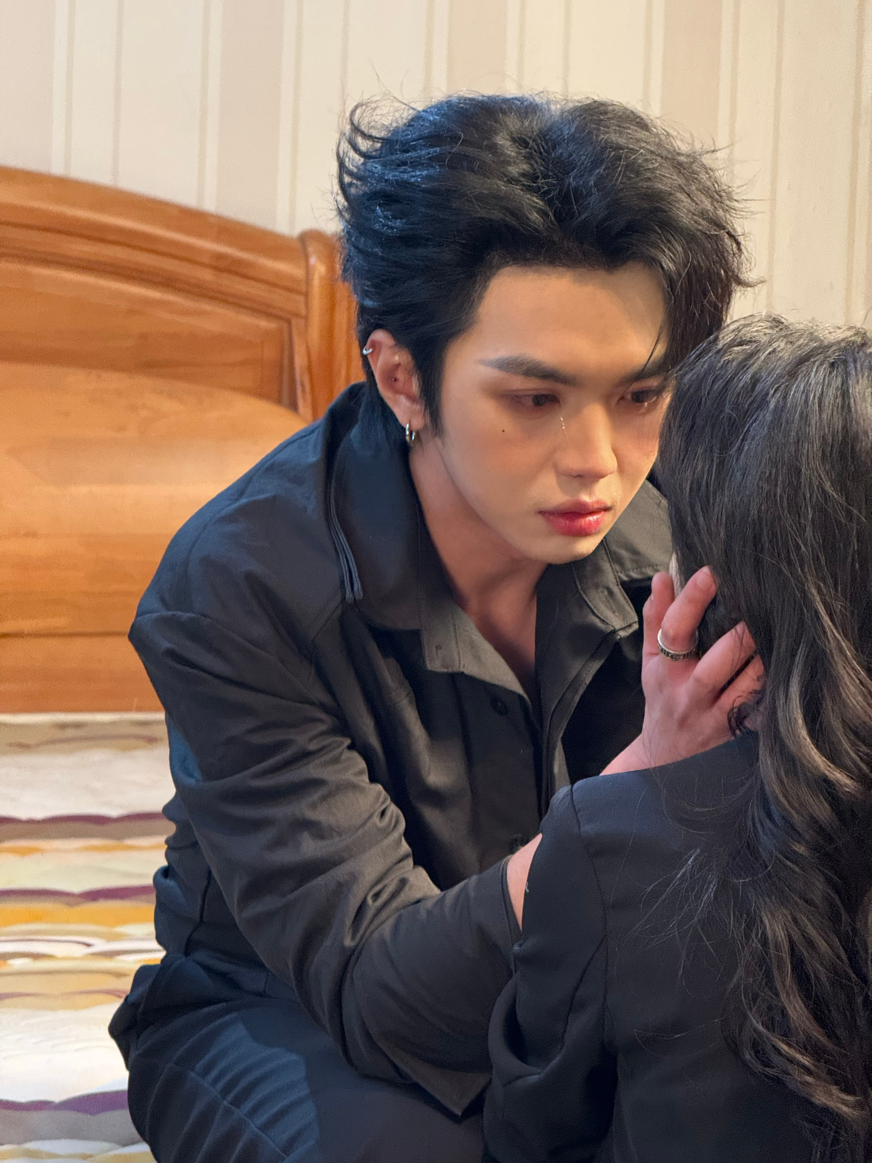 大家好,我是叶皓然也好燃,我做了一个慎重的决定,我要退圈 不拍了!