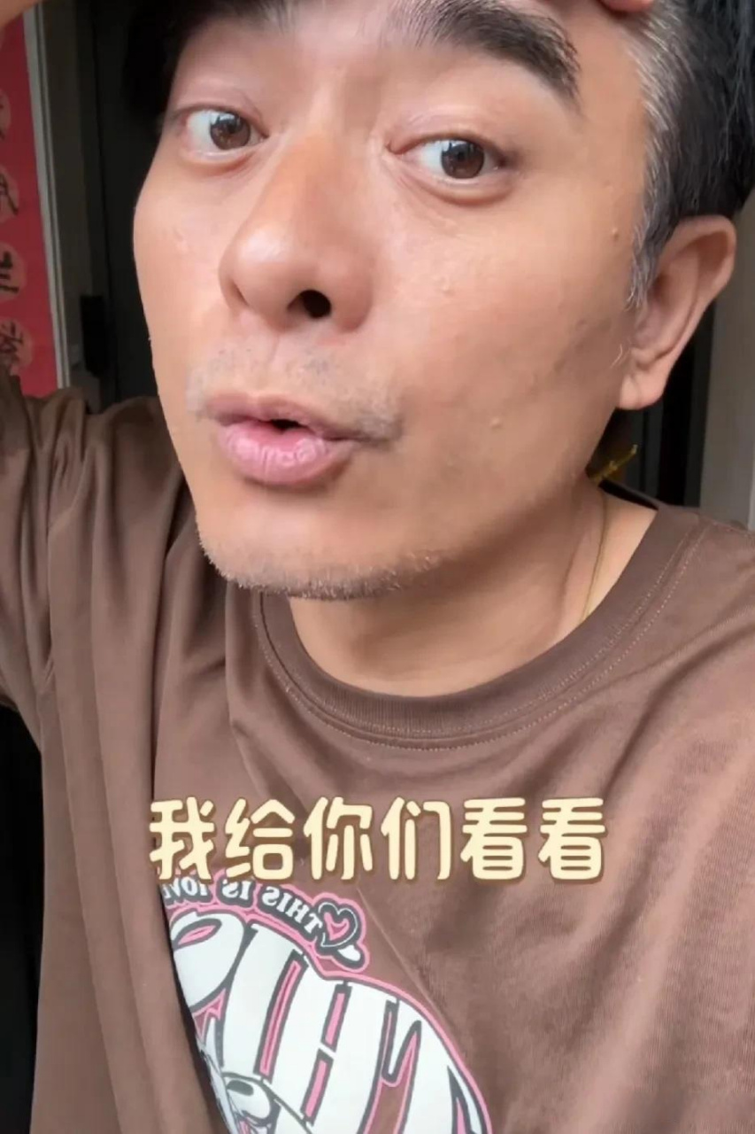 演员陈龙家里因暴雨漏雨这么大个明星家里都有这种问题,看来我家漏的