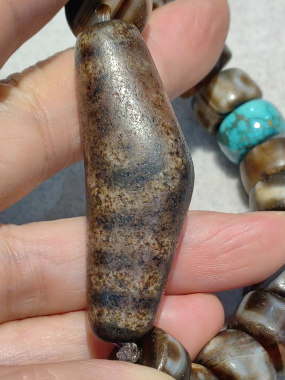 也寓意圆满,牛角玛瑙天珠包含了所有图腾的象征意境,拥有无限宽广的最