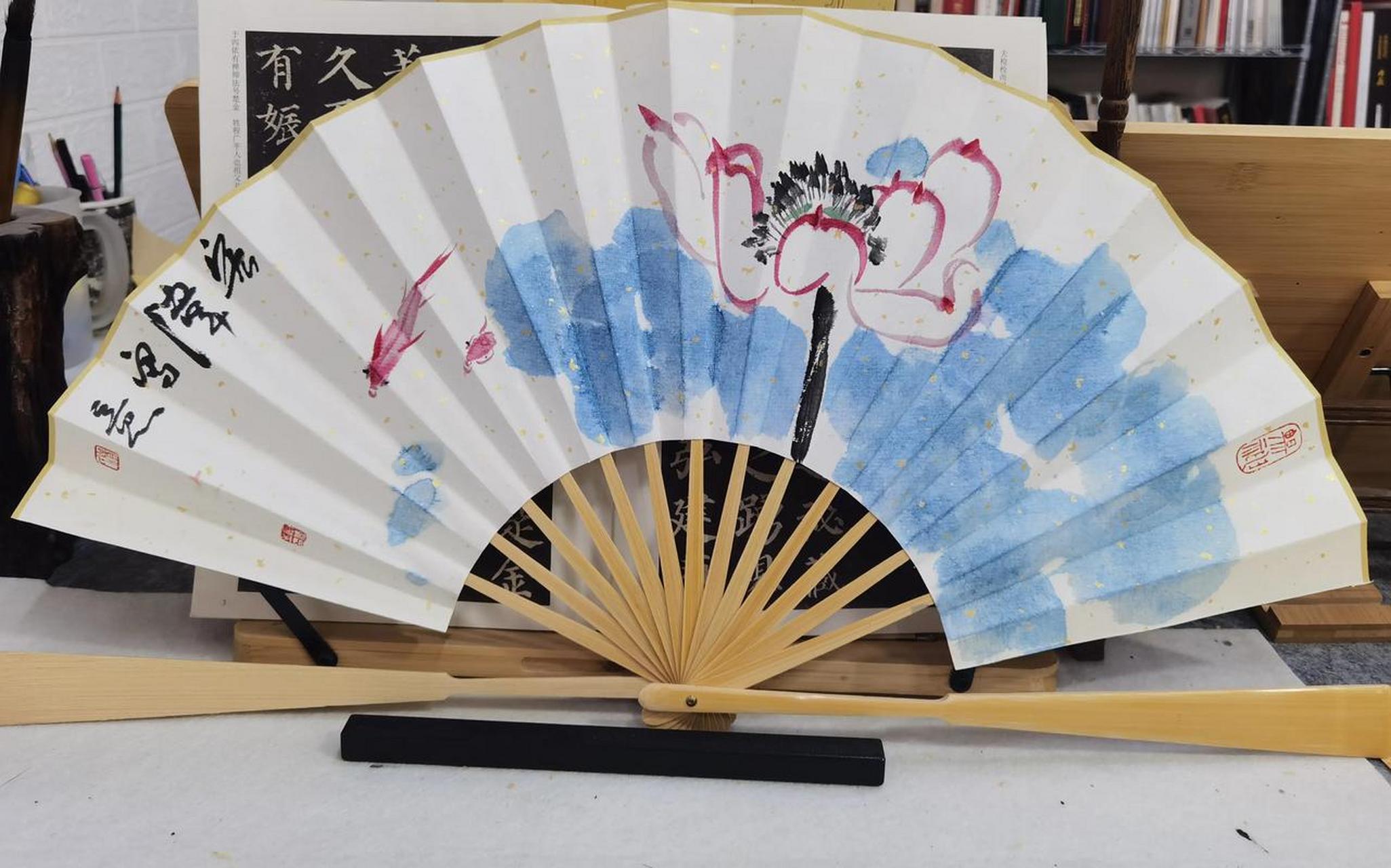 杨宏伟扇面画荷,一扇清凉,荷香幽远.