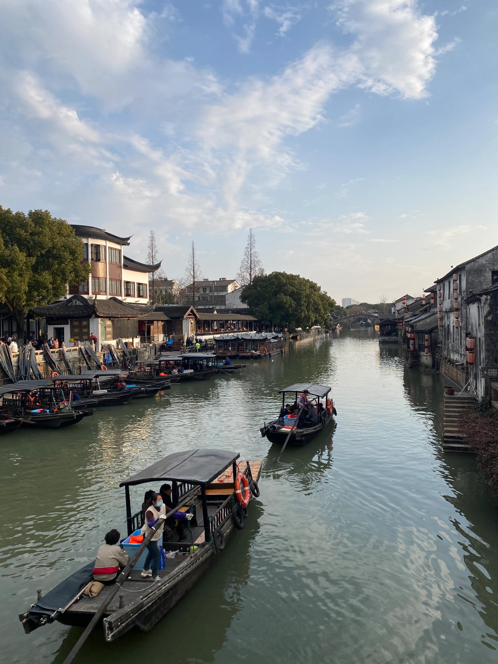推荐昆山千灯古镇,不要门票,环境不错,很适合去走走感受一下江南水乡