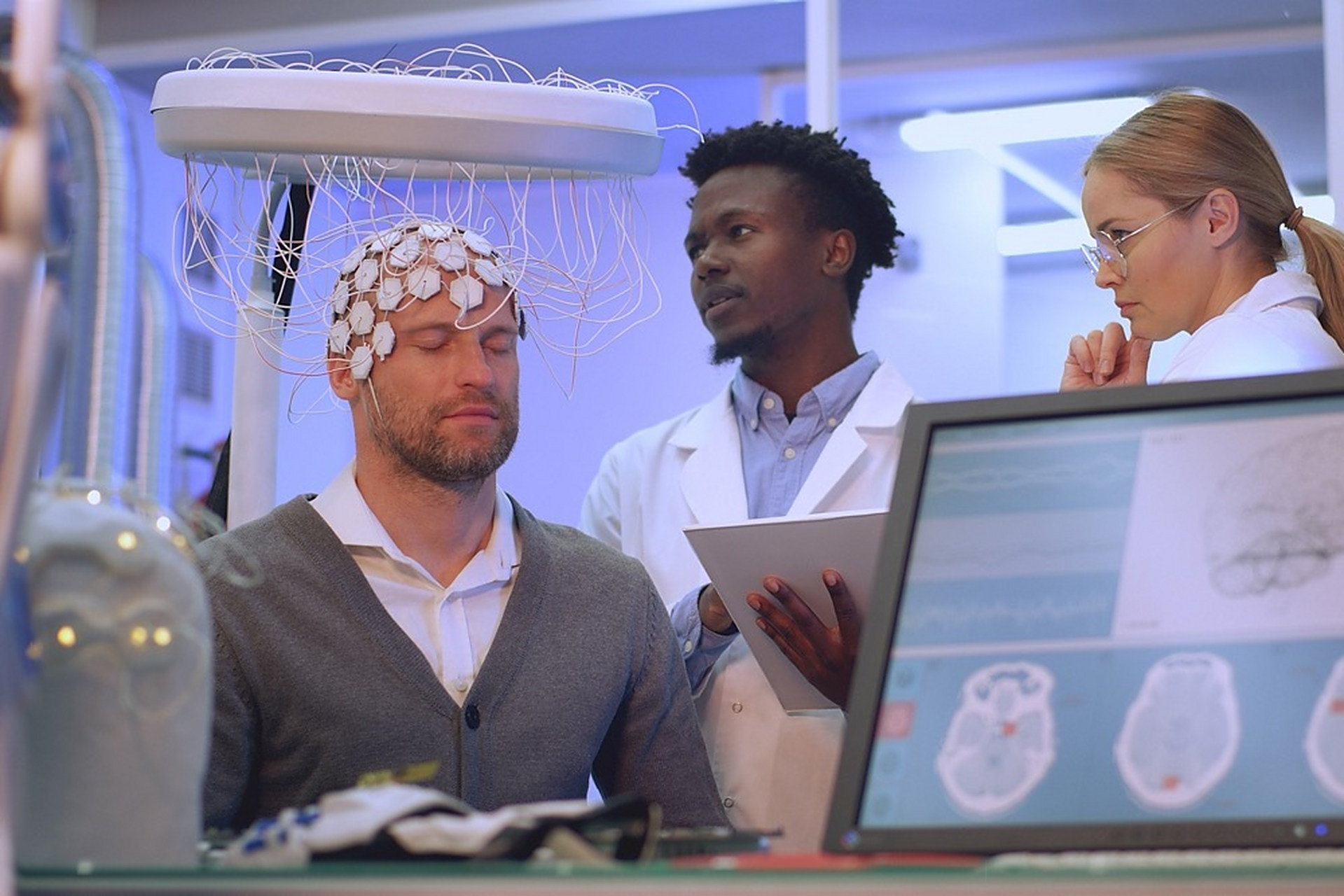 动态脑电图使用方法及注意事项 动态脑电图(deeg)是一种用于脑功能