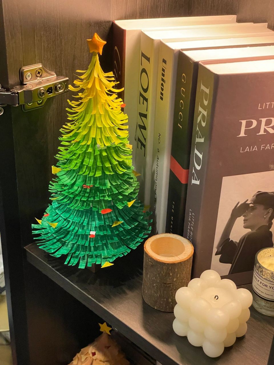 有纸就能做90 圣诞树diy 超简单的手工圣诞树 材料准备:绿色彩色