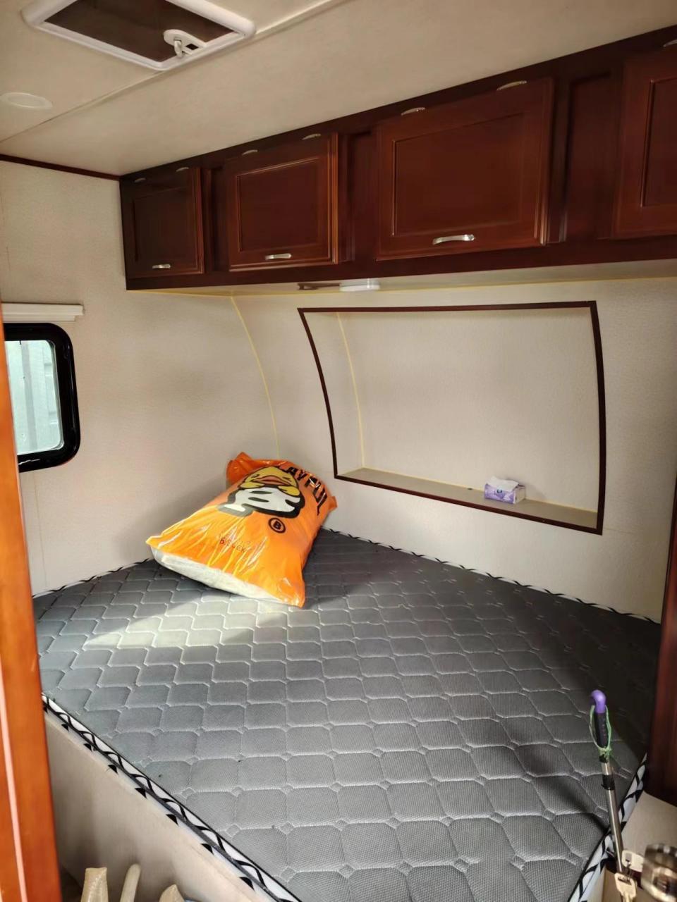 这款a3大唐五环房车外观采用黑白双色设计,左侧带有拓展仓.