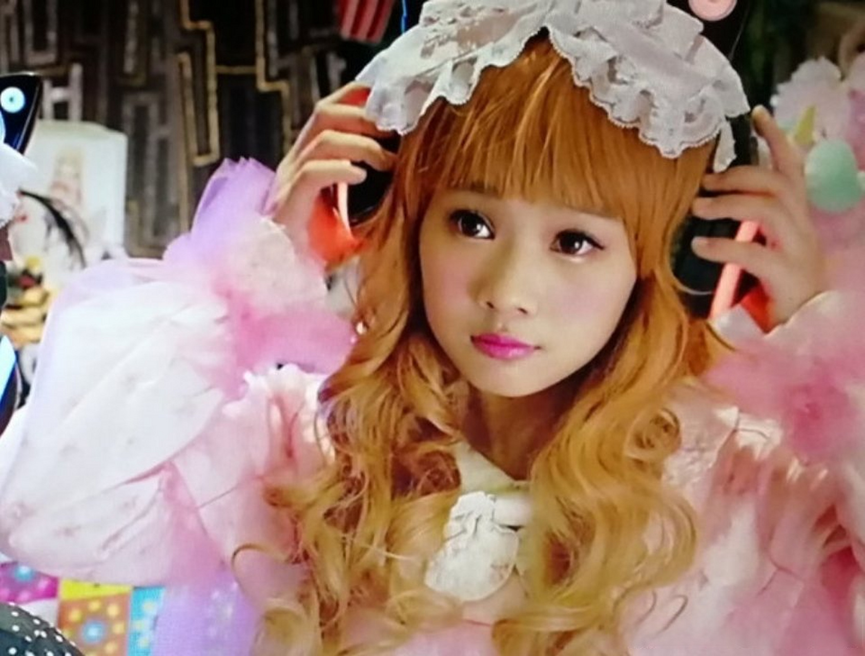 鲁照华闪光少女#  19岁的鲁照华,确实也已经太美了,五官饱满清秀