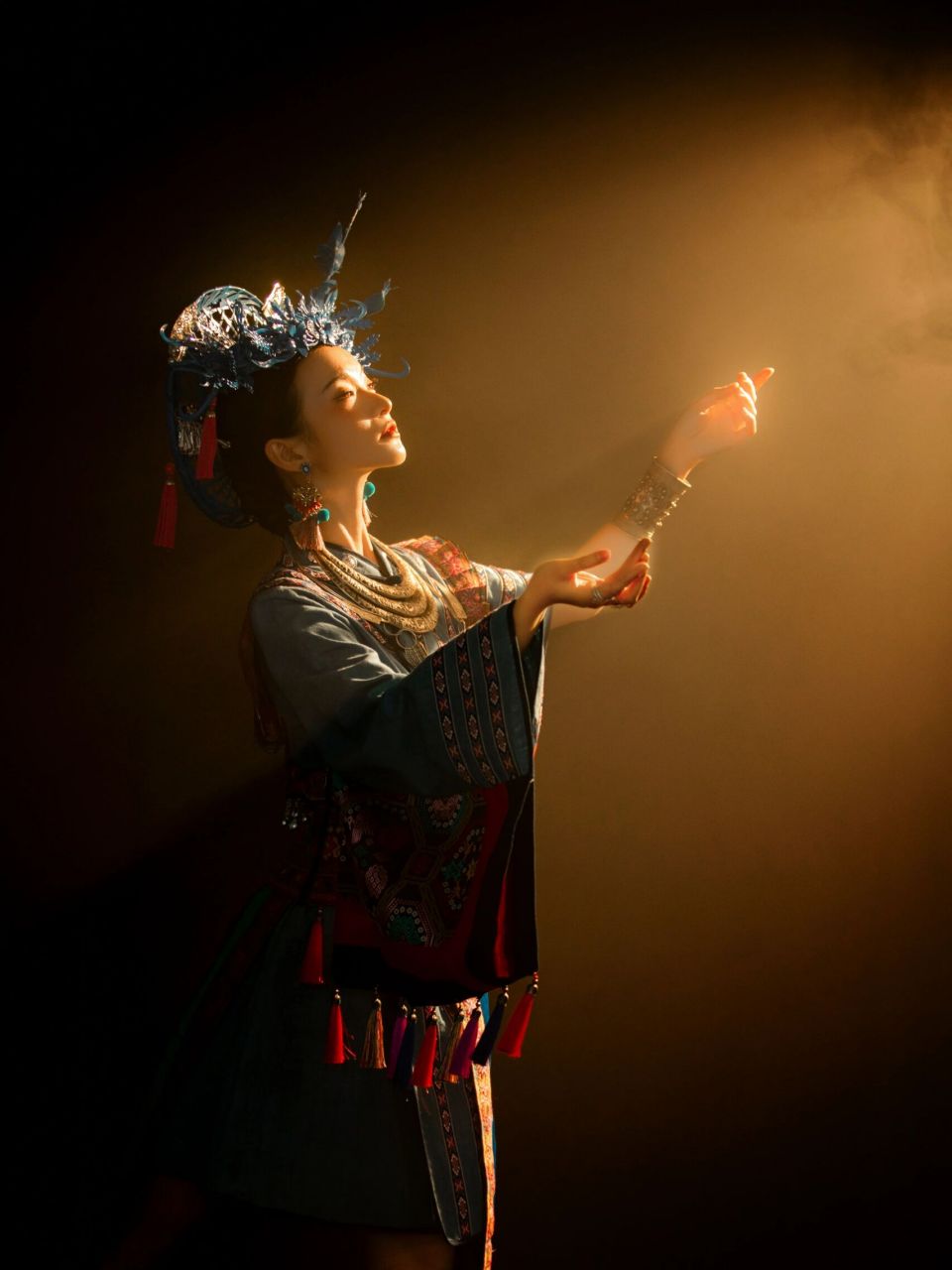 "她冲破了世俗的眼光  他跨越了封建的障碍  她差一点就幸福了 他也差