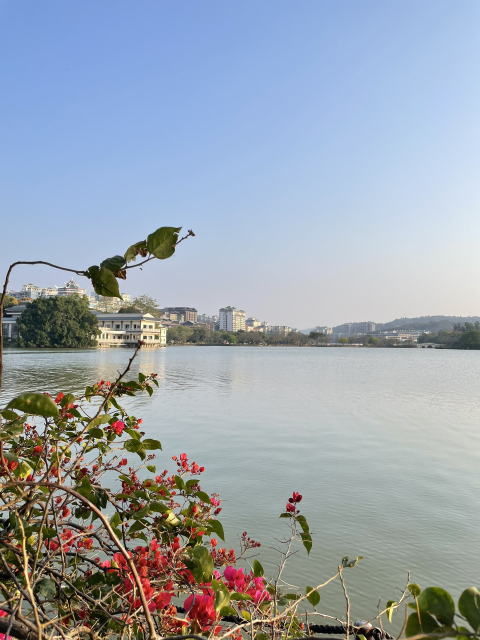 哈哈 适合人群:情侣,闺蜜,家庭(孩子太小的,西湖红花湖二选一) 园区