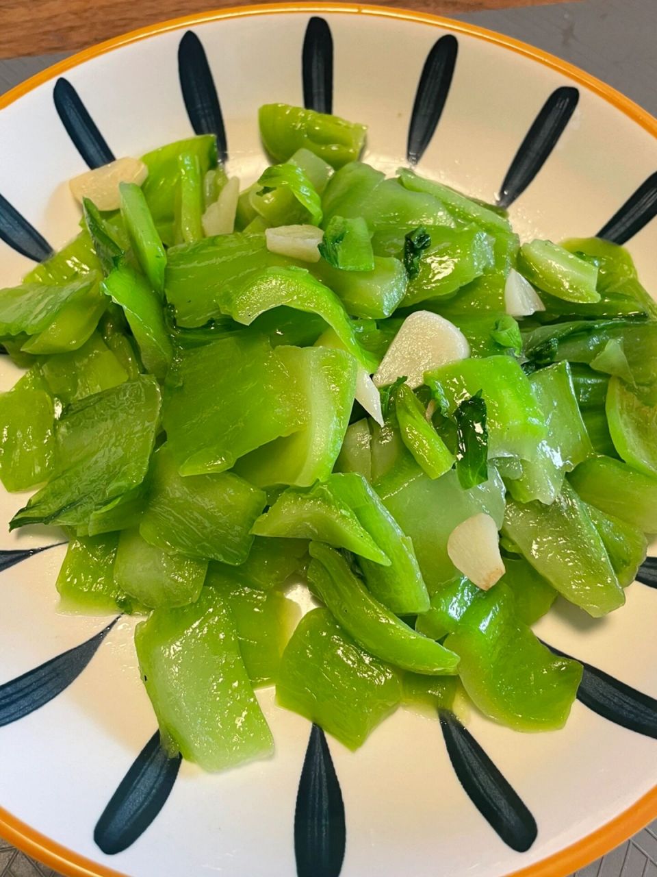 清炒盖菜 食材: 盖菜2棵 蒜三瓣 	 做法: 1,盖菜去掉菜叶部分,菜帮