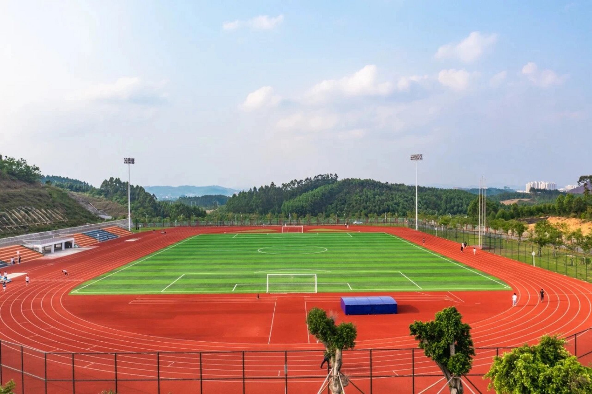 柳州工学院北校区(运动篇) 文体综合楼一楼是舞蹈室,健身房以及室内