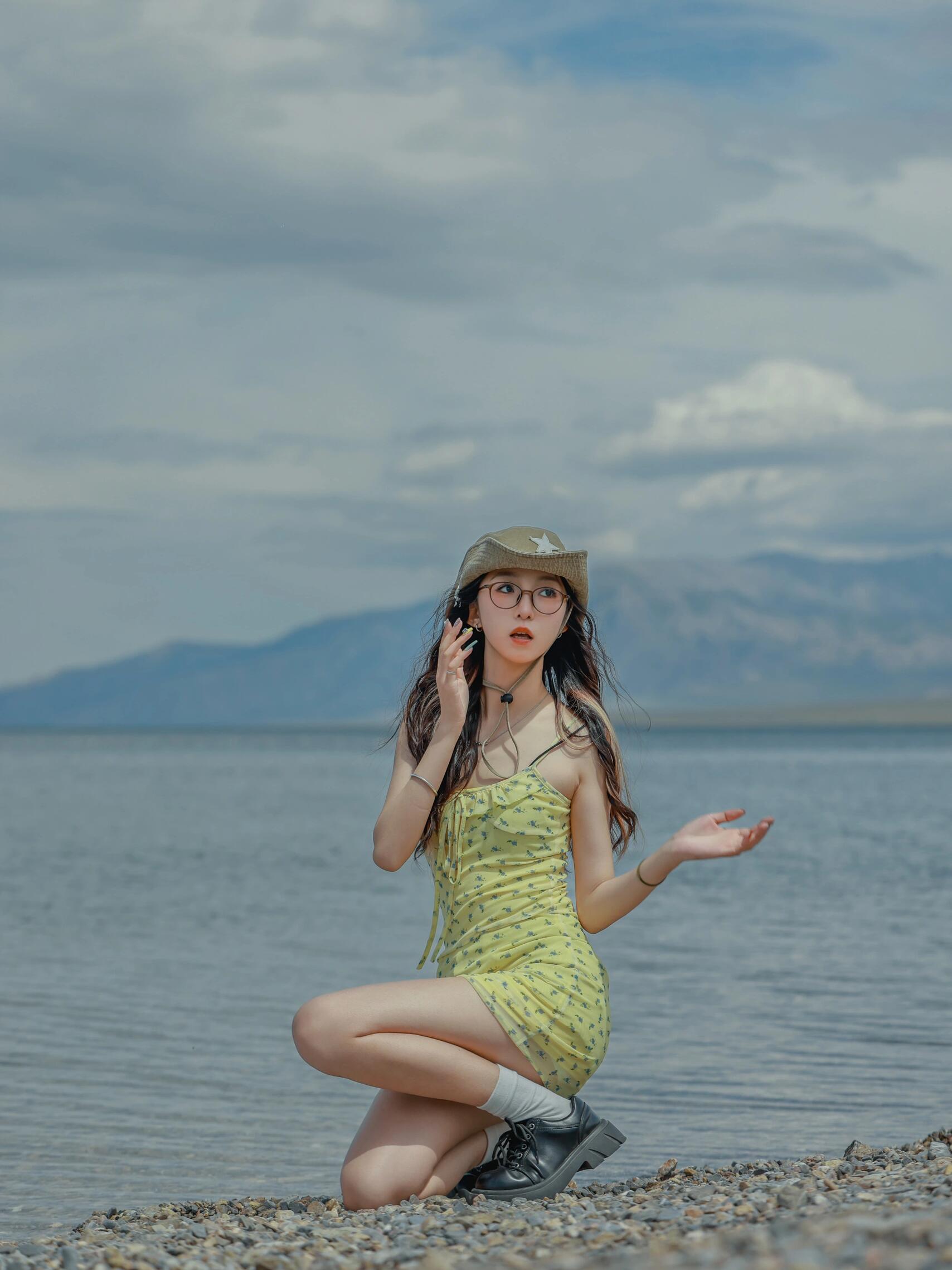 赛里木湖拍照近景人物，旅游帮手