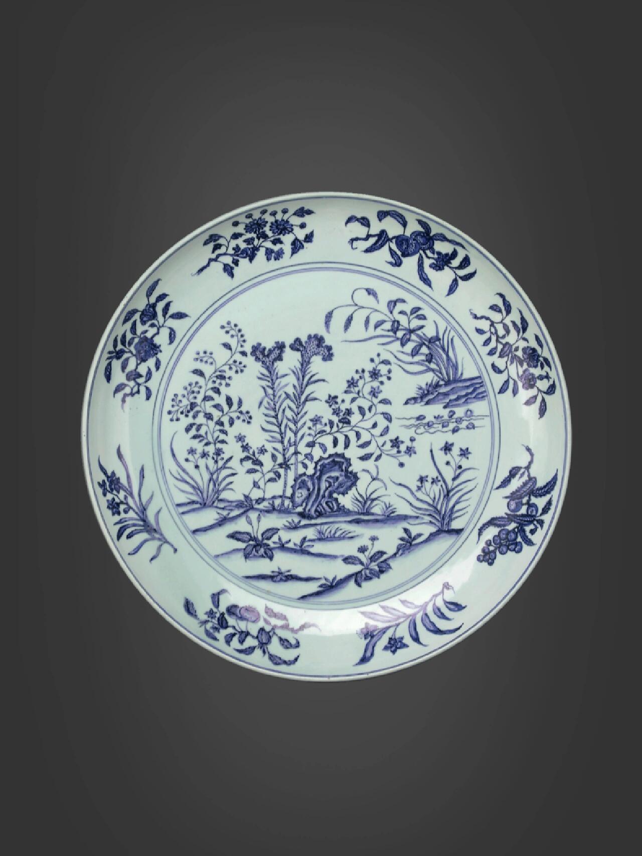 中国古代高颜值餐具:明代青花瓷盘子 图1:青花花鸟纹盘  尺寸:直径18