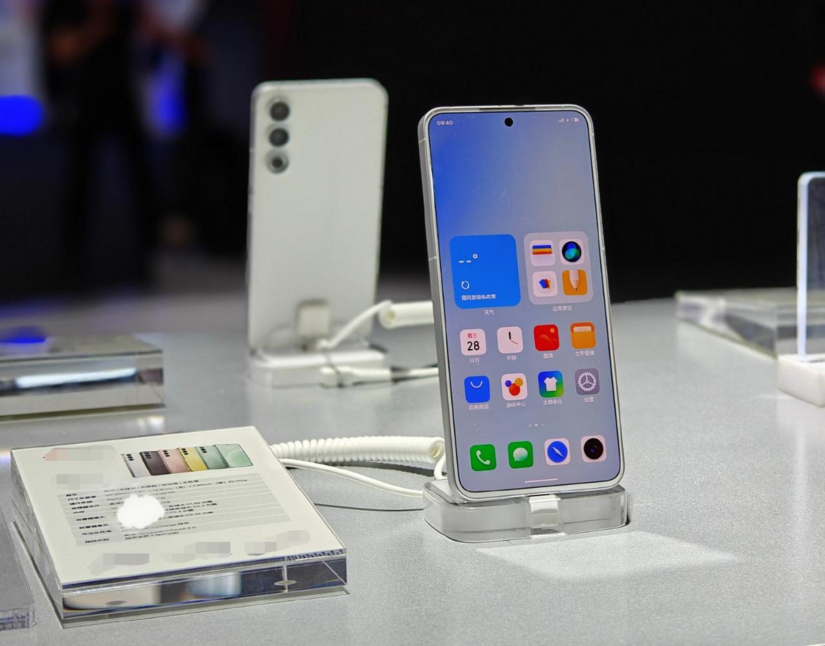 魅族20是我觉得最接近锤子t1,t2的工艺品,不同的是锤子配置方方面面更