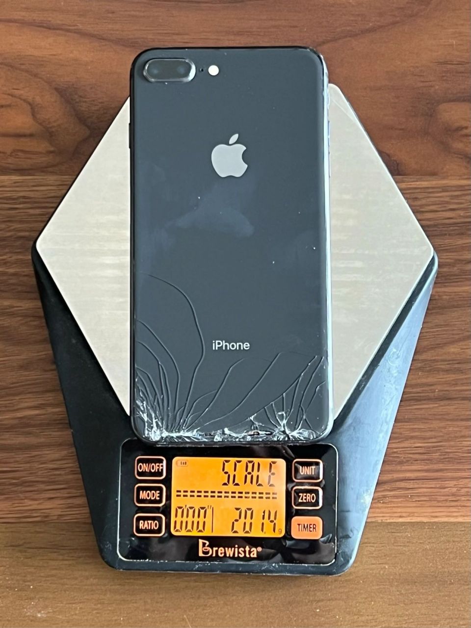 iphone13pro和8p的重量尺寸直观对比 从8p换的新手机 做了个对比给跟