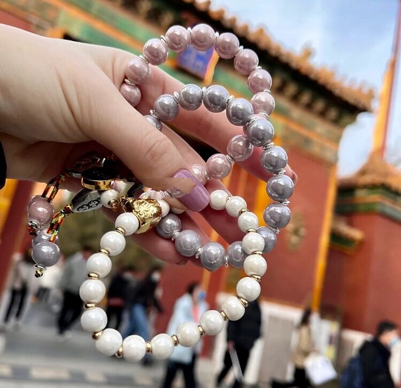 雍和宫香灰瓷(珠光多彩瓷)手串,采用了宫廷风格的设计,色彩鲜艳,质感