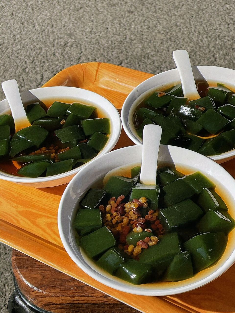 等于是绿豆汤77青草凉粉～ .