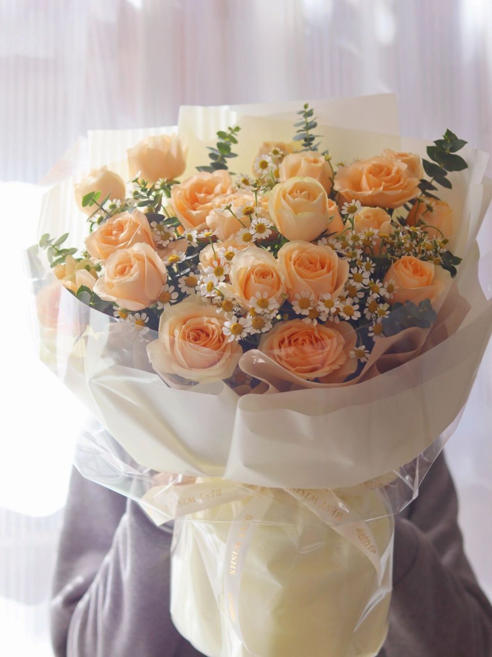 香槟玫瑰花束洋甘菊 素雅的香槟玫瑰,搭配清新的洋甘菊,也是绝配啊
