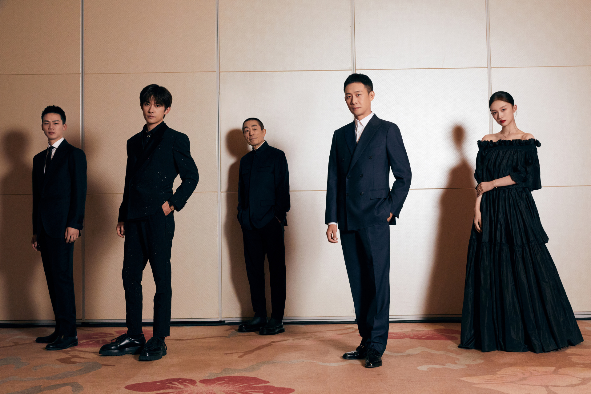 张艺谋艺谋工作室 ,@易烊千玺 ,@张译 ,@演员王佳怡 ,演员陈永胜 相聚