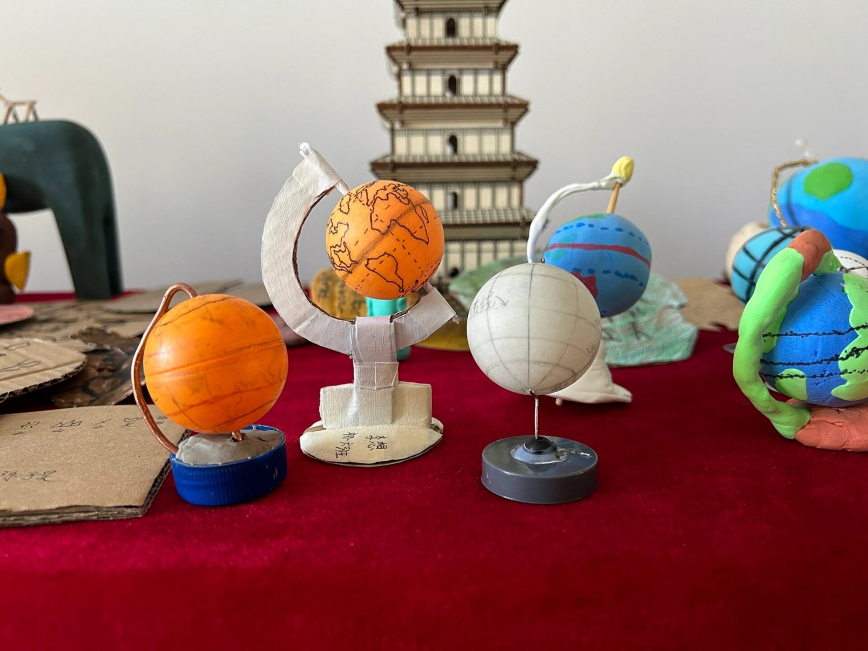自制地球仪的制作 十一假期作业留的是自制地球仪,学生们充分发挥了