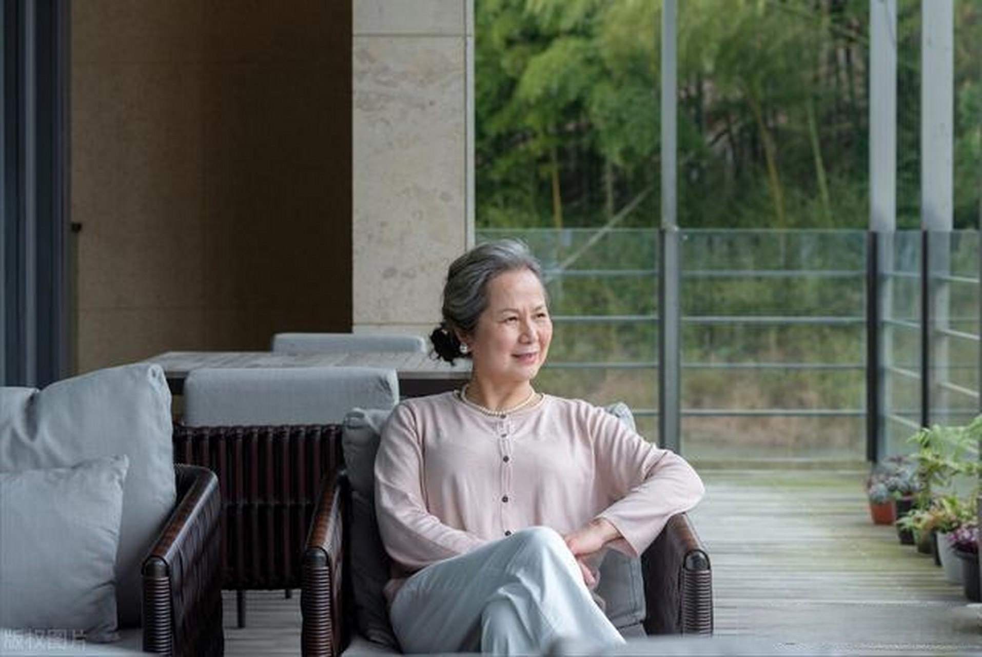 55岁的我,退休后决定过一个人的生活,于是便和老公和平离婚!