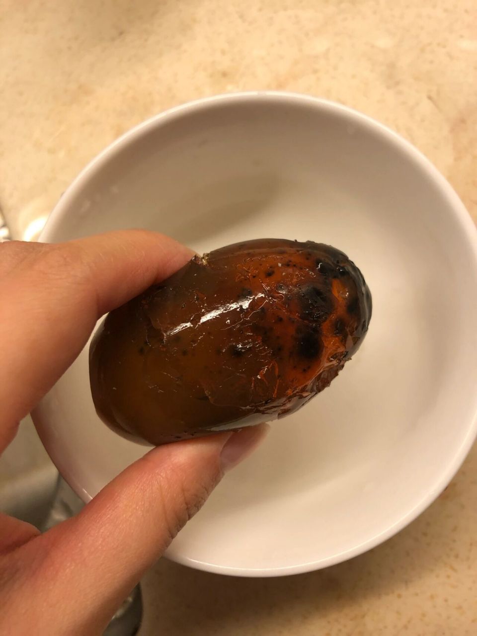 剥开的皮蛋有黑点是坏了吗?