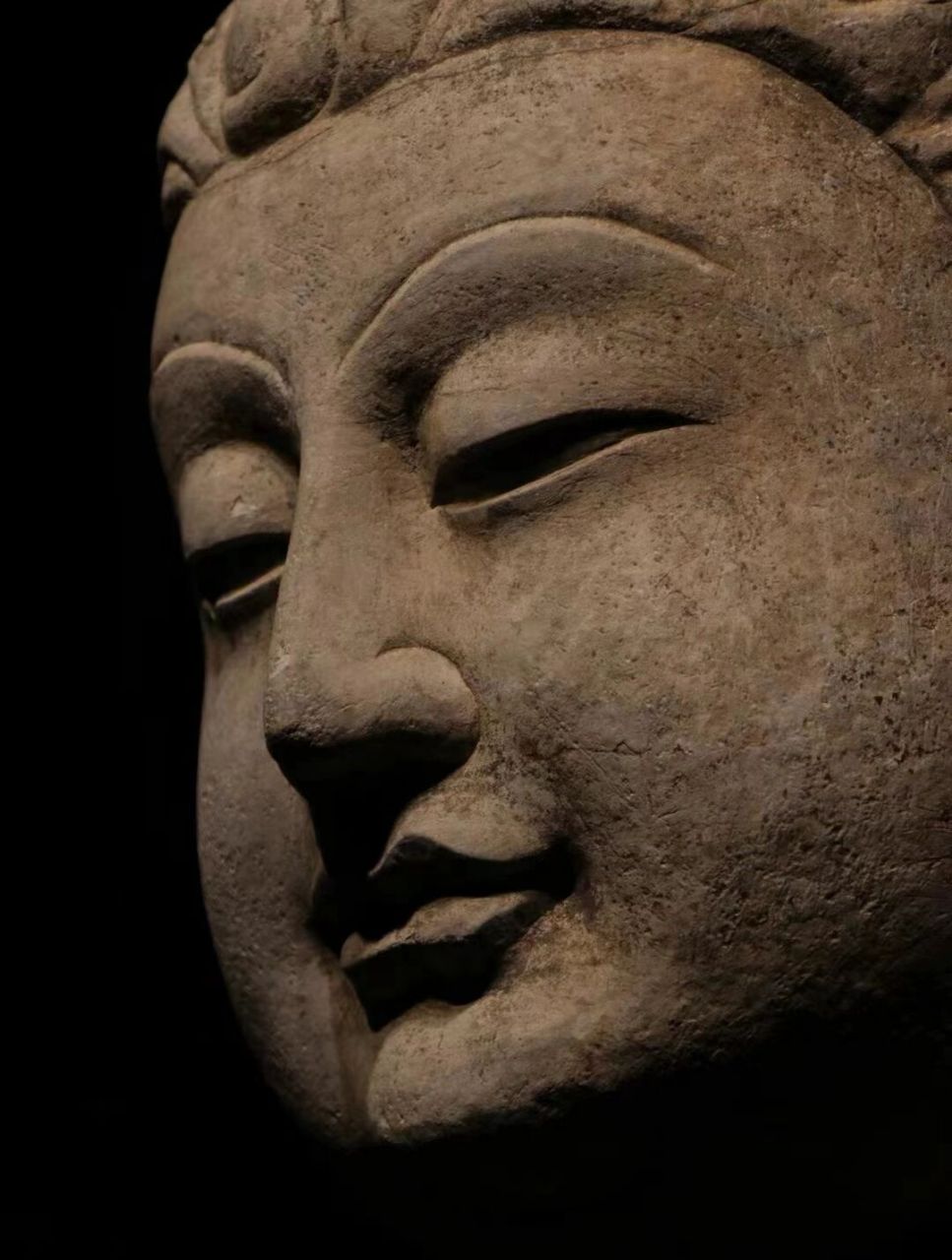 青石 开脸圆润 面相端庄 大耳下垂.双目含笑 神情温和慈祥.