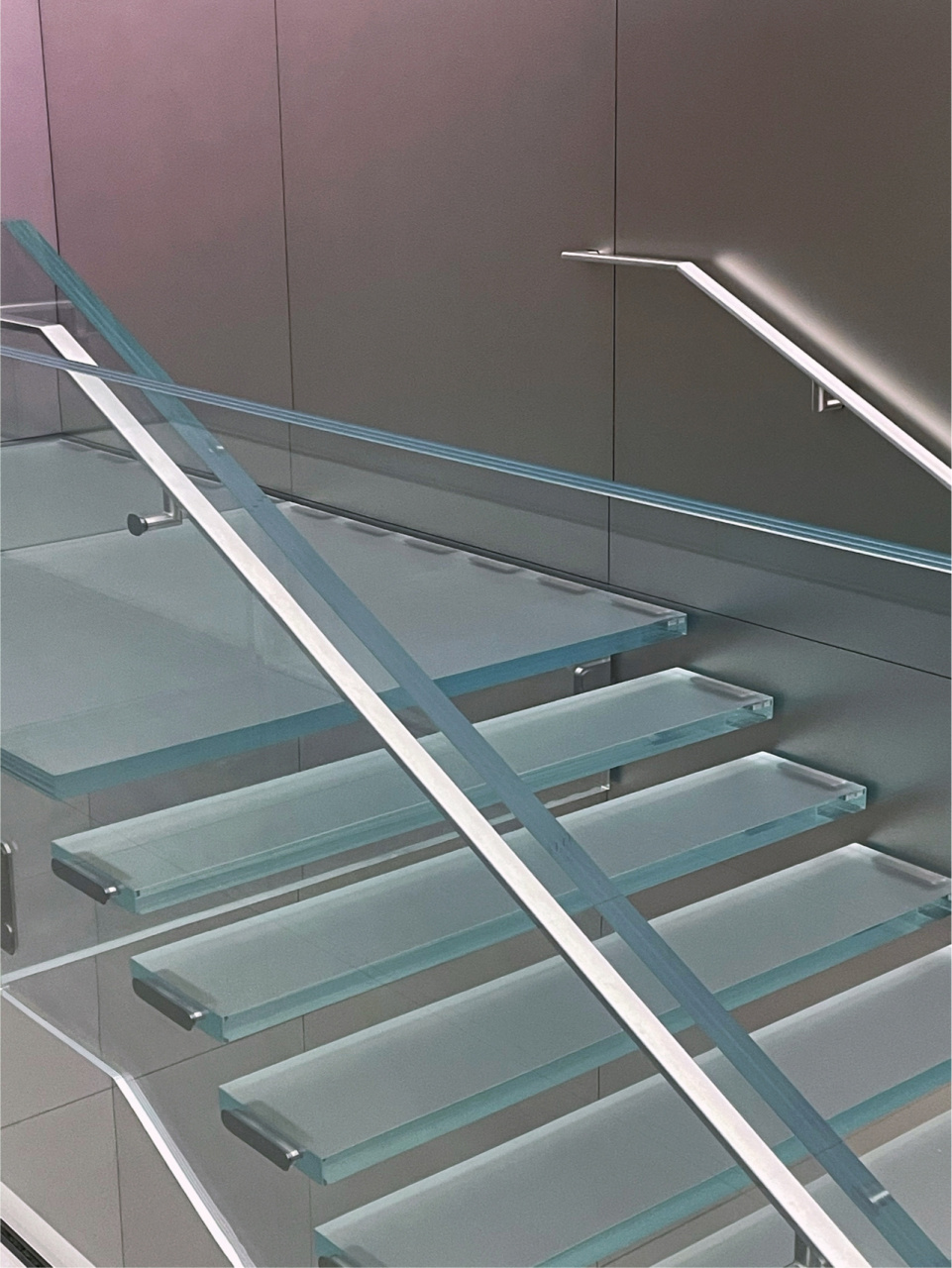 超白玻璃楼梯配不锈钢材质太好看了 上次去杭州路过一家苹果店,里面的