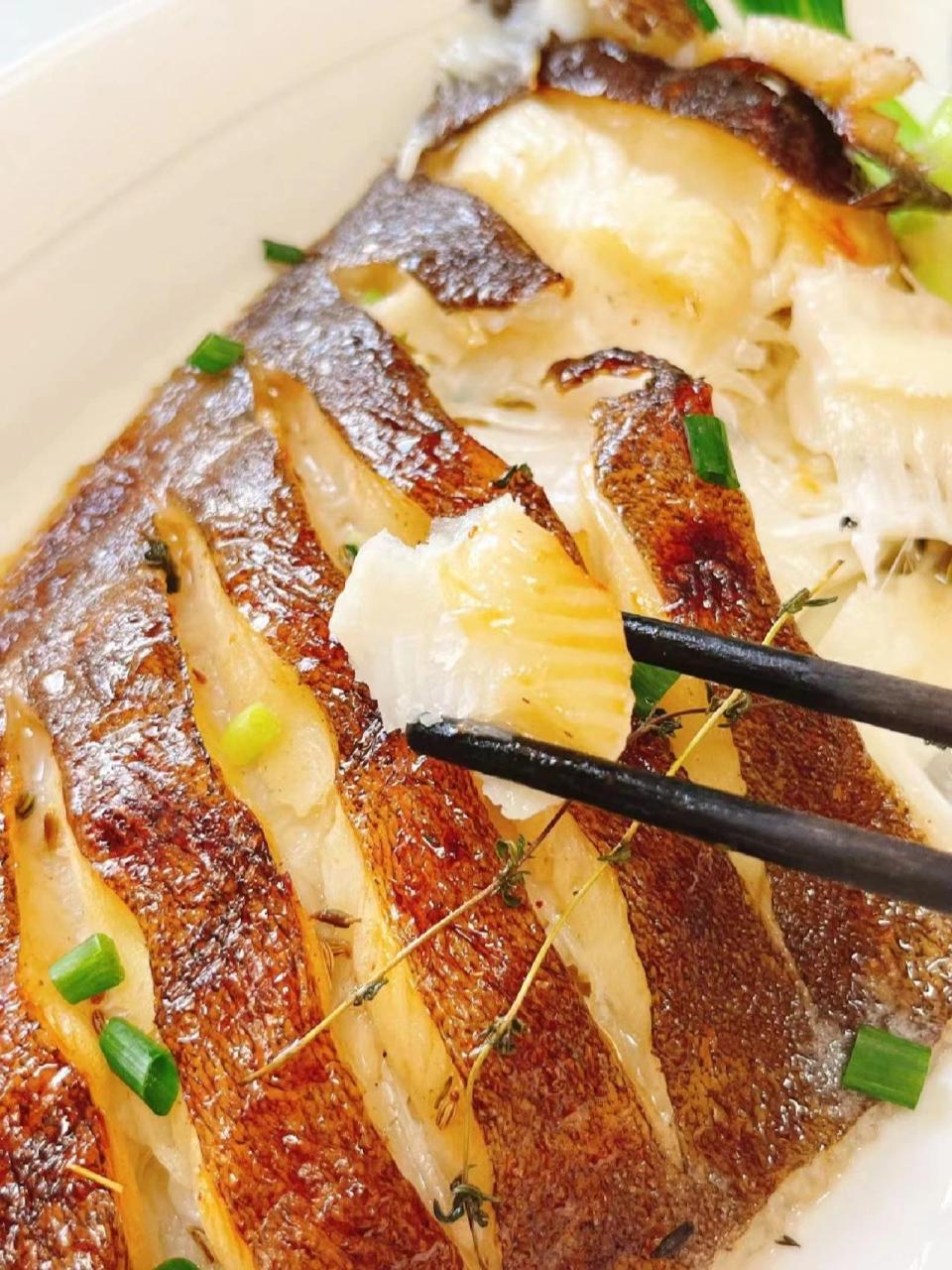 鲽鱼这样做超好吃97神仙做法烤鲽鱼96  蝶鱼身一个,解冻,剪去鱼鳍