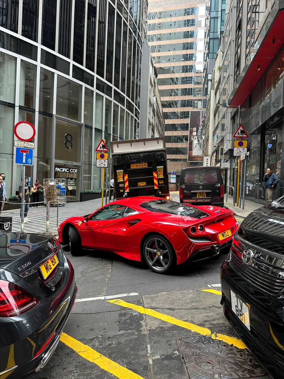 在香港开法拉利一样会堵车 这个路口真的堵了很久