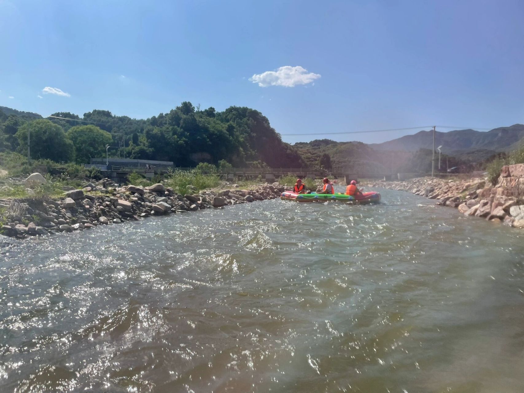 新鲜的邢台峡谷漂流攻略 周六去了邢台峡谷漂流,人不少,泼水无差别
