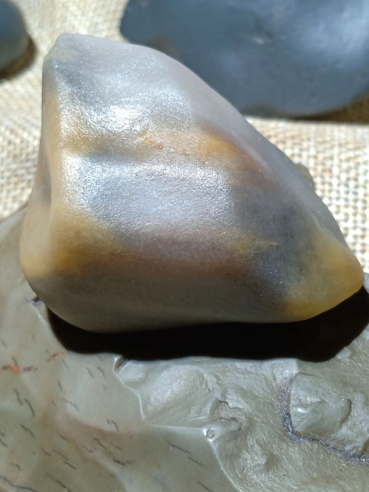 这就是新疆乌尔禾戈壁滩上的彩玉,金丝玉 这色泽,无欲无求,一念不起