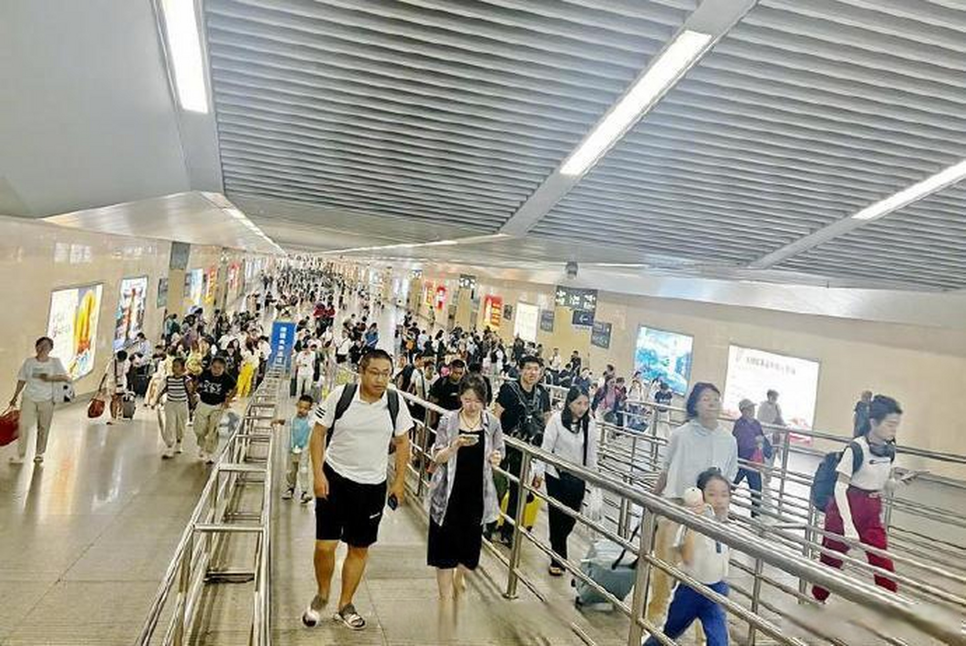 【太铁迎来暑期客流高峰】 7月15日,在太原南站进站口,旅客有序进站