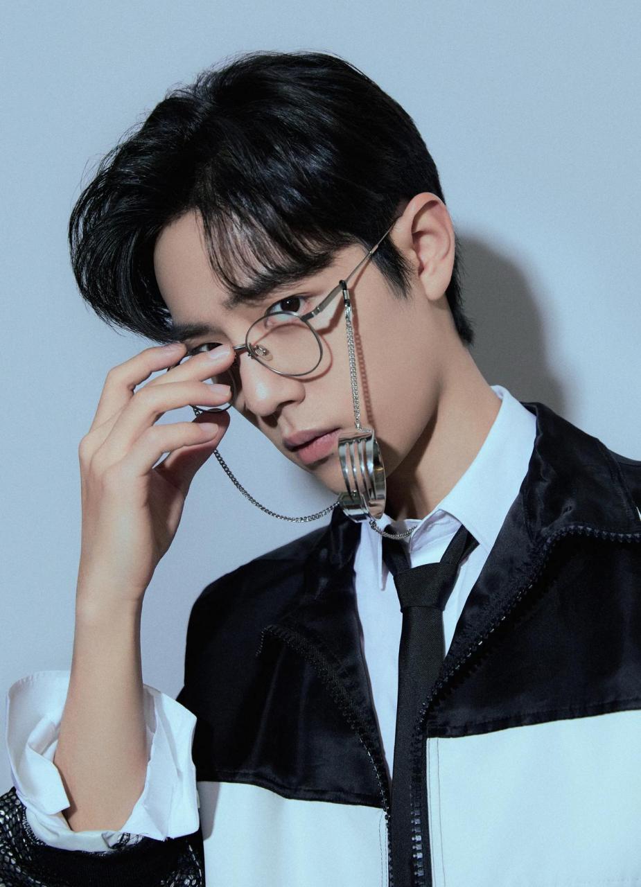 肖战戴眼镜真的高级,果然人长得帅戴什么眼镜都好看.