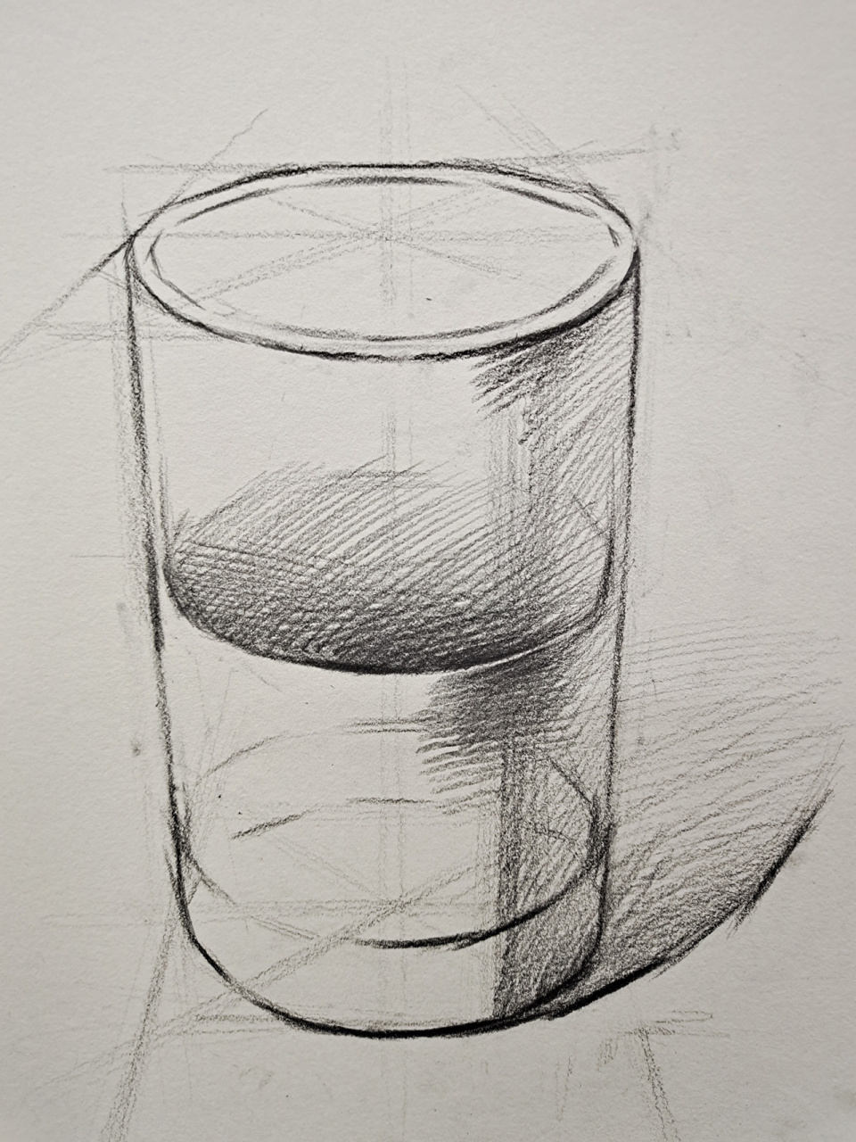 素描静物中的玻璃器皿,一直是非常重要的一个练习内容,表现透明的