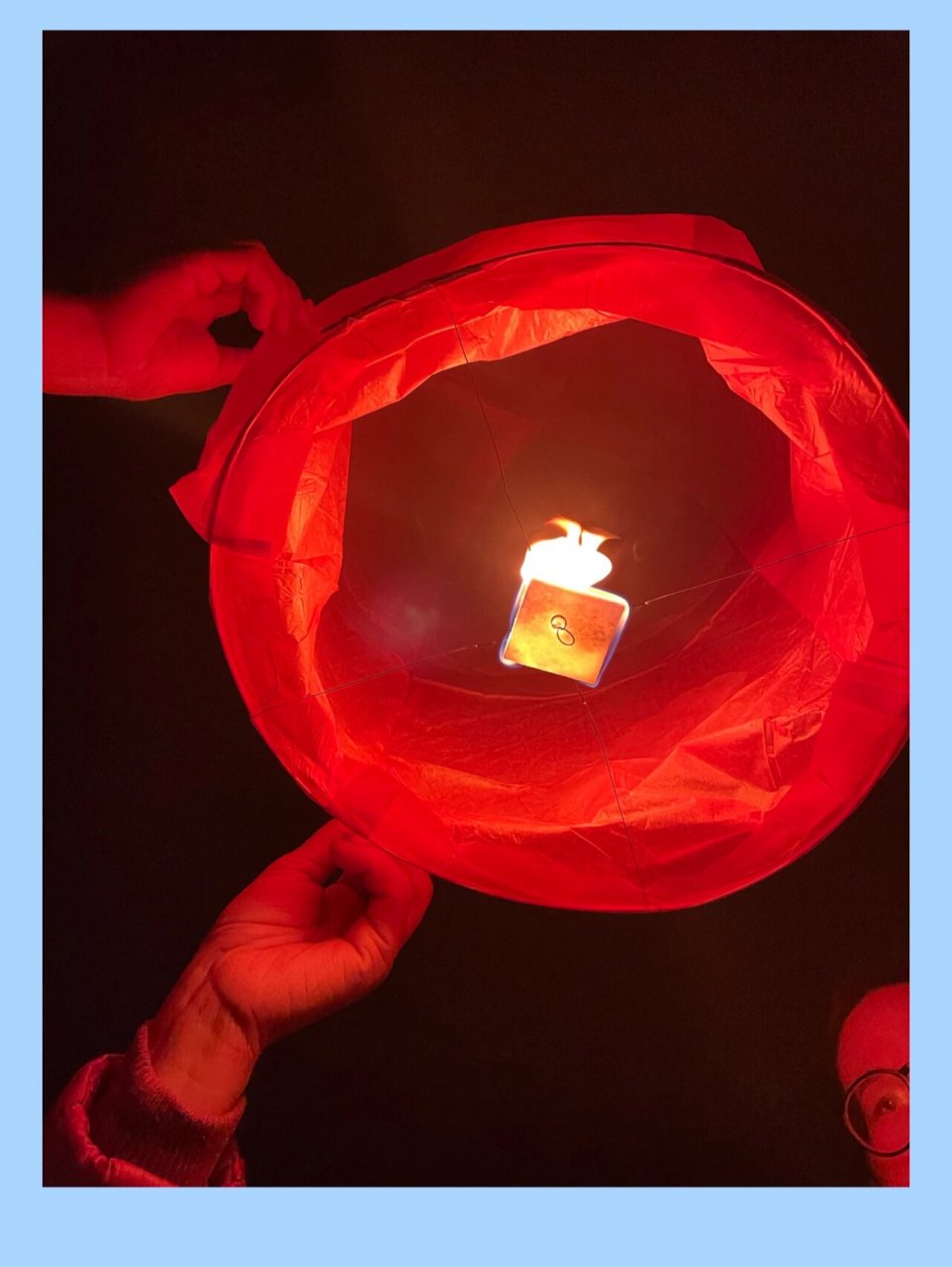 孔明灯下面的蜡烛块燃烧的时候,灯内的空气受热而上升,当